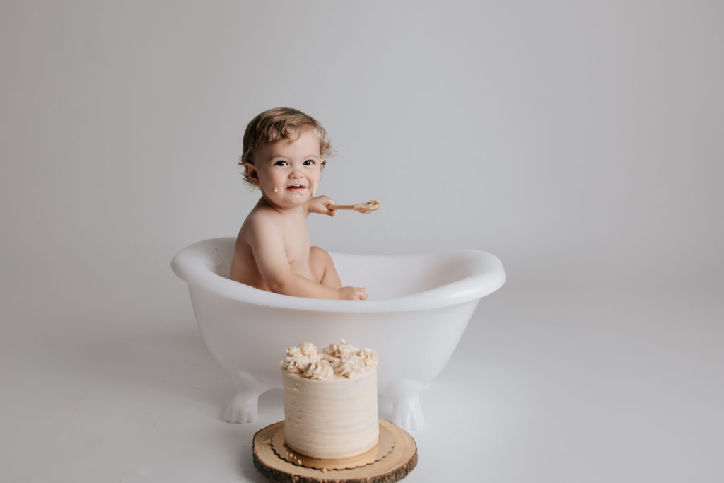Baby splashing during a cake smash session
